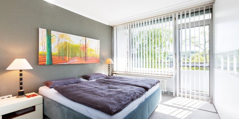 großzügiges Schlafzimmer