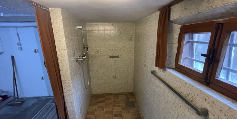 Dusche im Keller