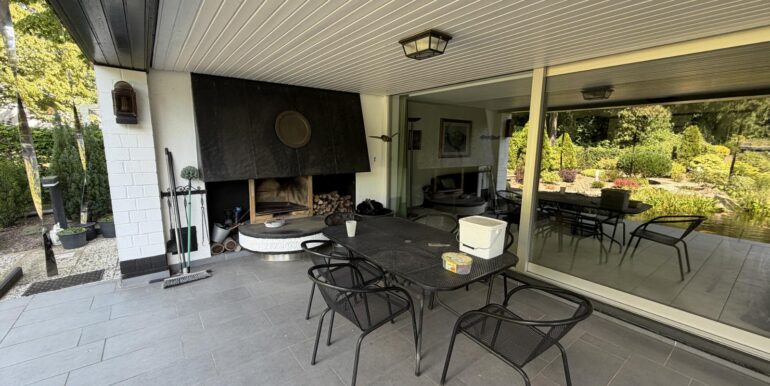 Überdachte Terrasse mit Grill