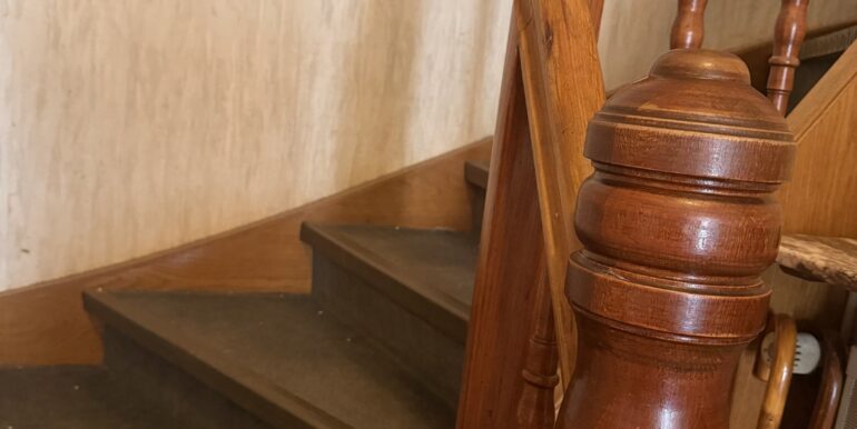 Holztreppe zum Obergeschoss