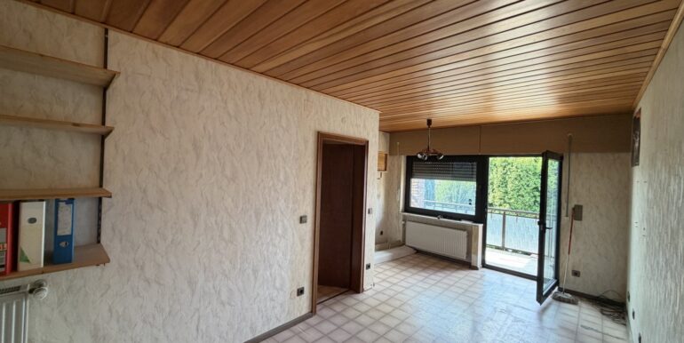 Schlafzimmer mit Balkonaustritt
