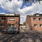 Hausansicht mit Zufahrt
