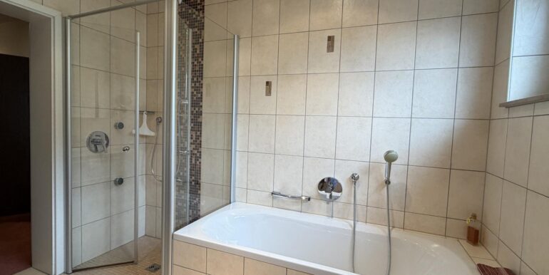 ... Wanne und Dusche