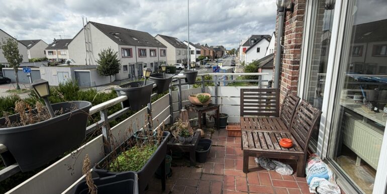 ... sonnigem Balkon