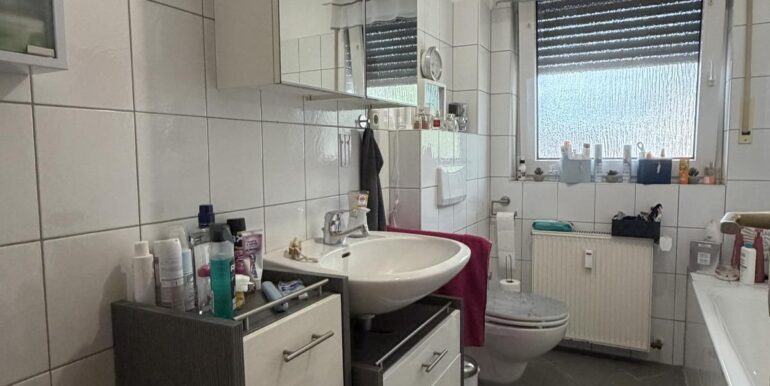 Bad mit Dusche und Wanne