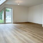 lichtdurchflutetes Wohnzimmer
