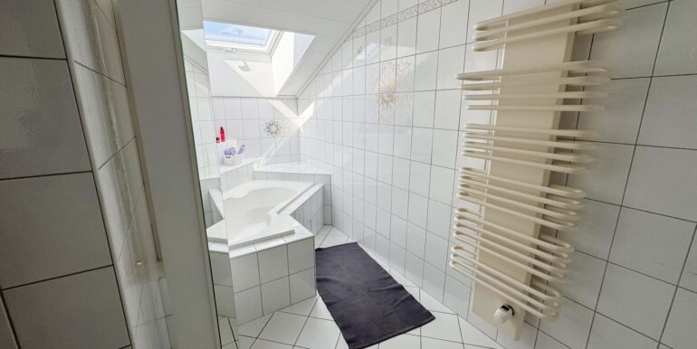 Tageslichtbad mi Wanne OG