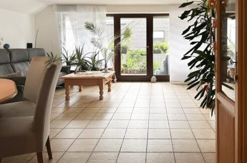 großzügiges Wohnzimmer
