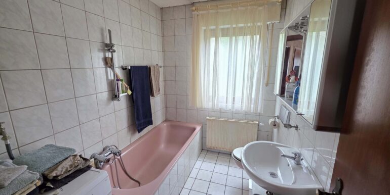 Badezimmer (EG)