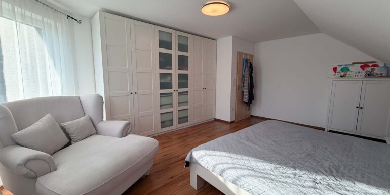 Schlafzimmer (DG)