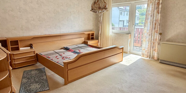 OG Schlafzimmer mit Balkon (Nr. 1)