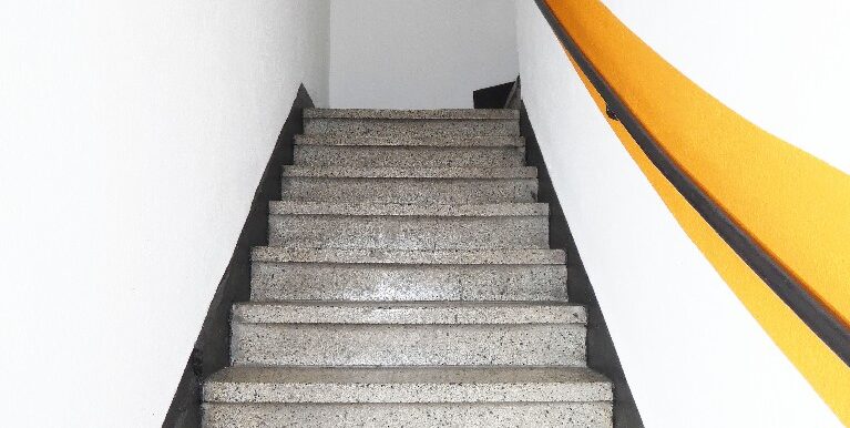 Treppe ins 1. OG