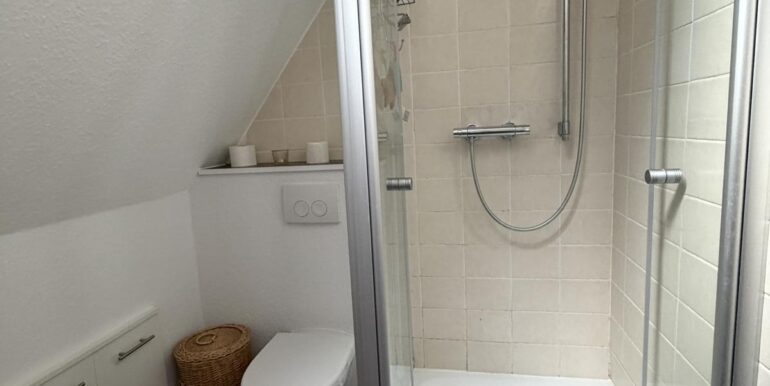 ... mit Dusche im DG