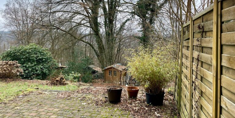 Blick von der Terrasse in den Garten