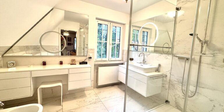 neuwertiges Badezimmer