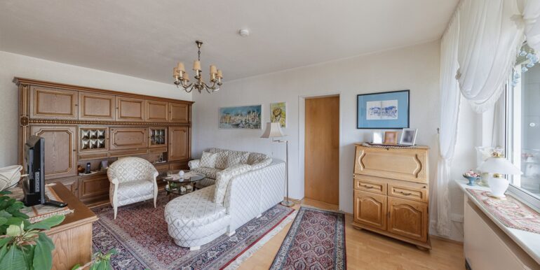 Wohnzimmer mit Eingang zur Loggia