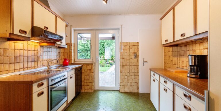 Küche mit Terrassenzugang