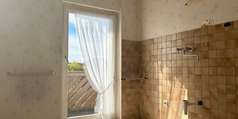 Küche mit Zugang zum Balkon (EG)