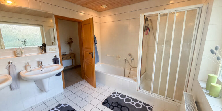 Badezimmer (OG)
