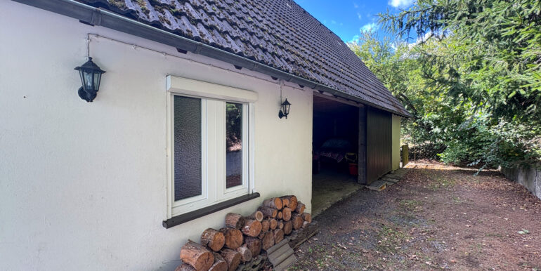 Nebengebaude mit ELW