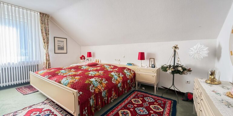 Schlafzimmer (DG)