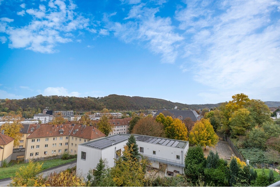 Rund 51 m² große 2-Zimmer-Dachgeschosswohnung mit renoviertem Tageslichtbad und Gartennutzung - Foto 3