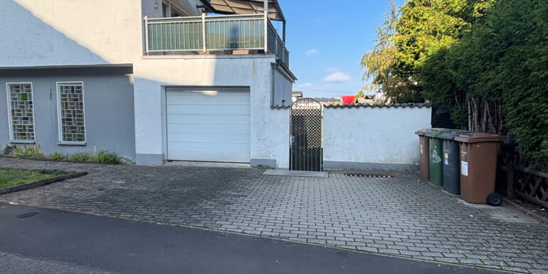 Garage und Stellplätze